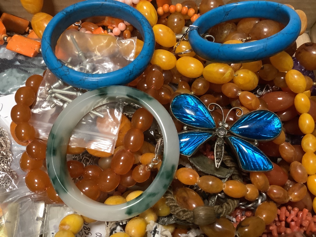 A small quantity of assorted costume jewellery including amber necklace.